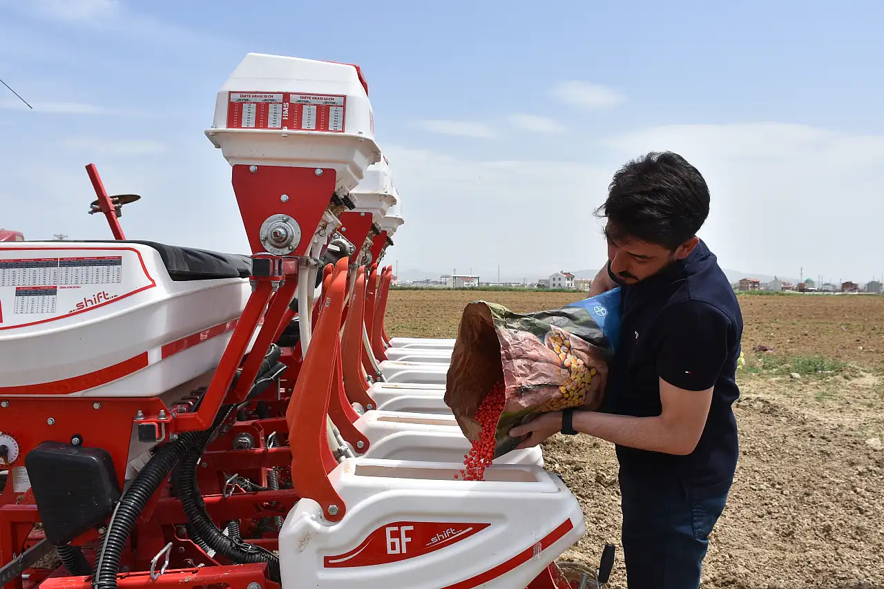 Yüksek lisans mezunu genç çiftçi ekilebilir arazisini teknolojiyle artıracak