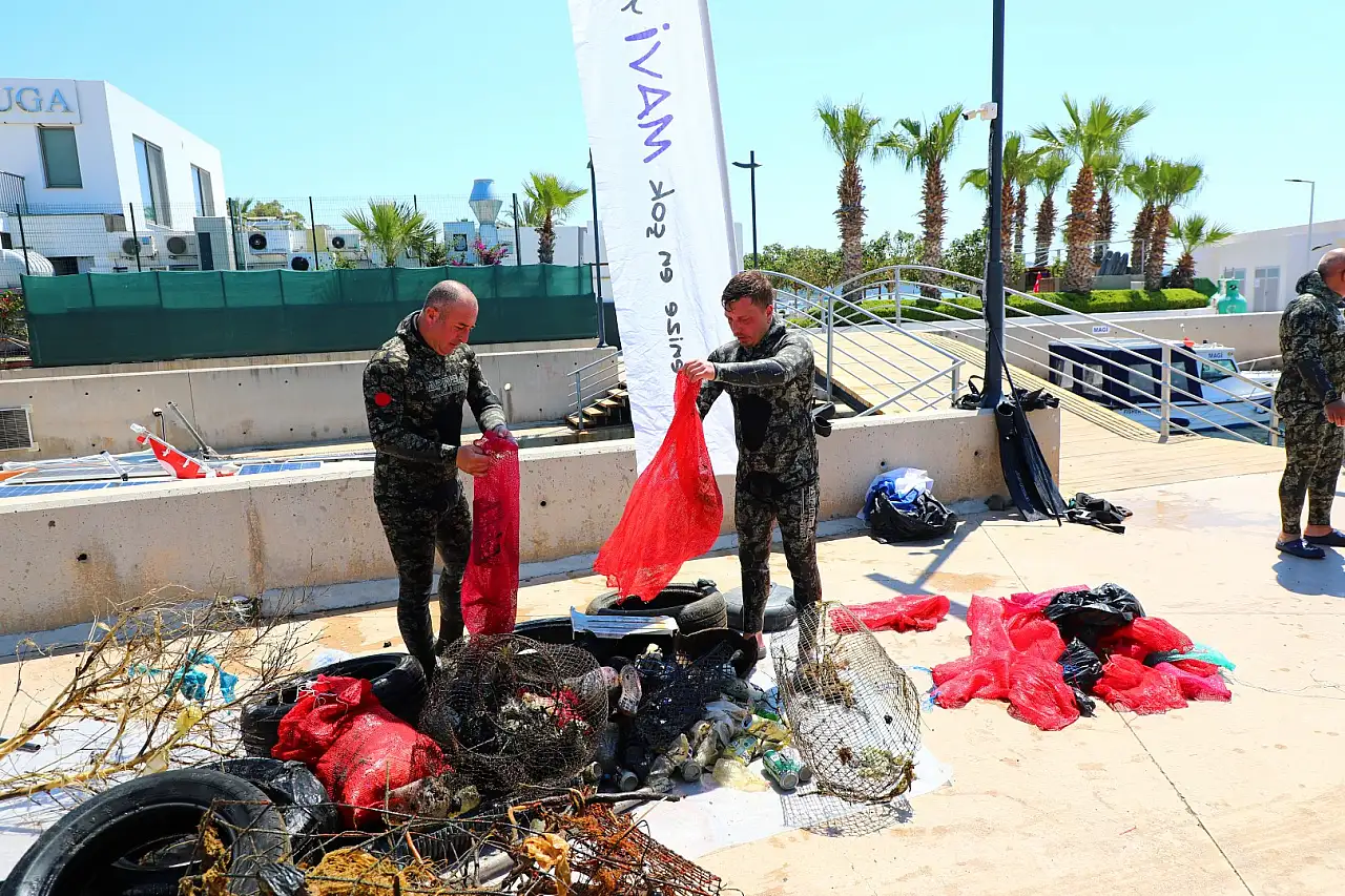 Bodrum'da dalgıçlar denizden 241 kilogram atık çıkardı