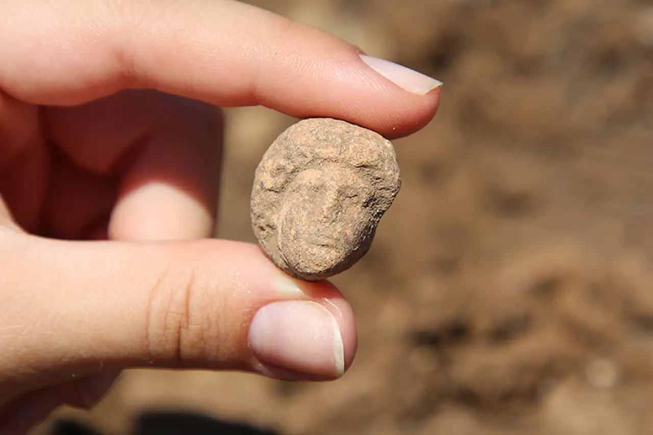 Patara'nın simgesi kent kapısı çevresindeki stoa ve dükkanlar gün yüzüne çıkarılıyor