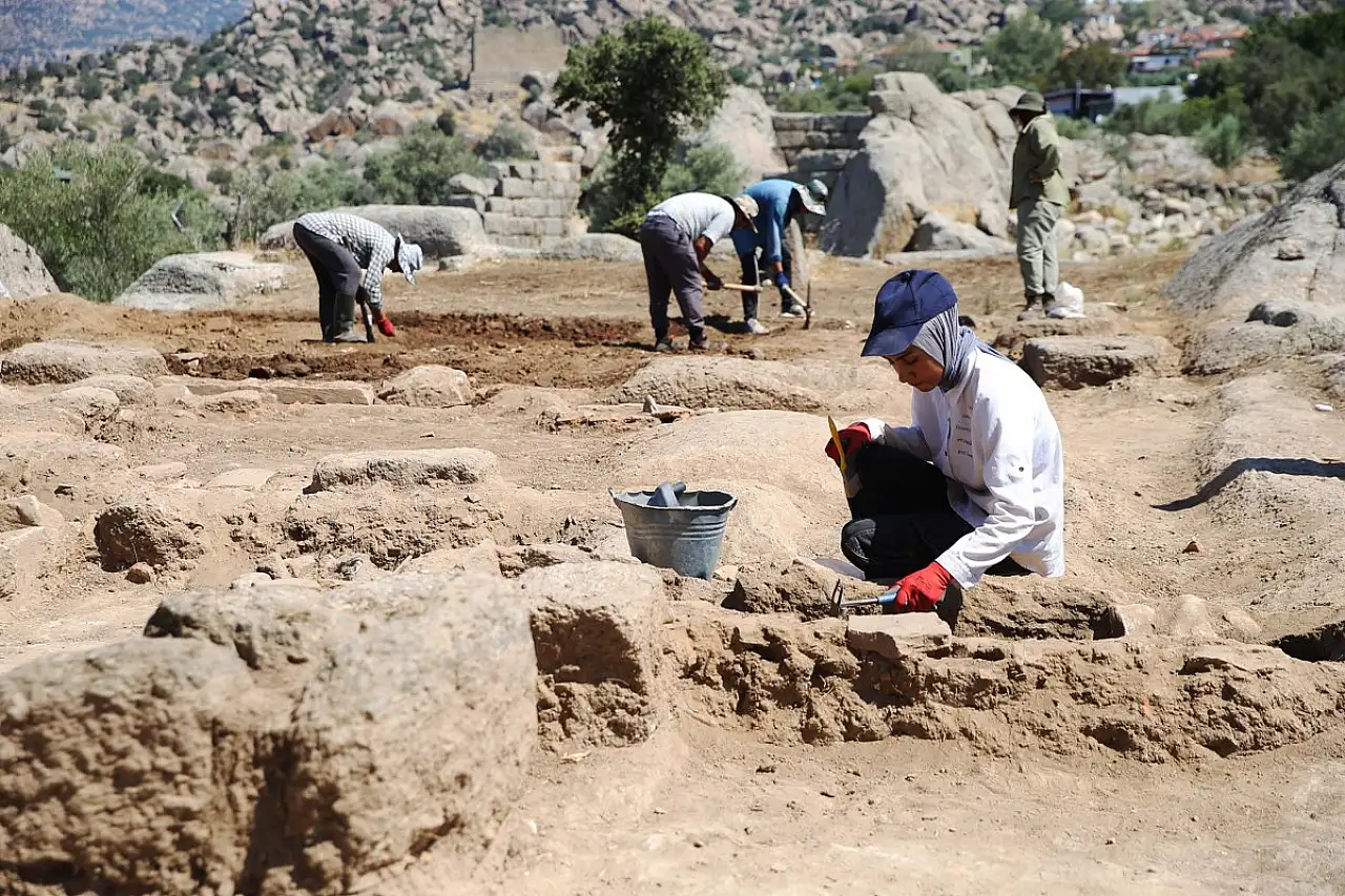 Herakleia Antik Kenti'ndeki kilisede yürütülen kazılarda Bizans mezarları ortaya çıkarıldı