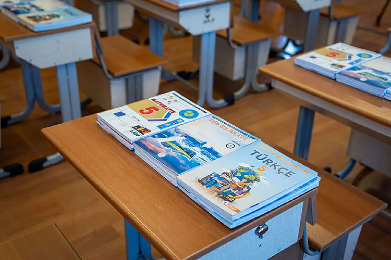 Ücretsiz dağıtılacak ders kitapları okul sıralarındaki yerini aldı