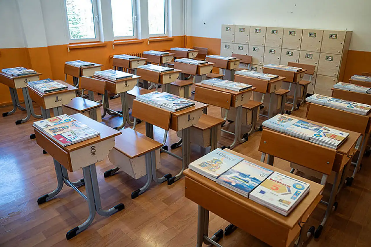 Ücretsiz dağıtılacak ders kitapları okul sıralarındaki yerini aldı