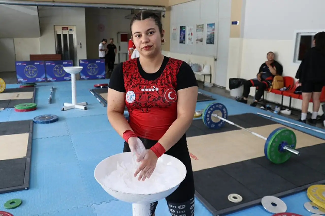 Halterde Türkiye rekoru kıran Zeynep Nur'un hedefi dünya şampiyonluğu
