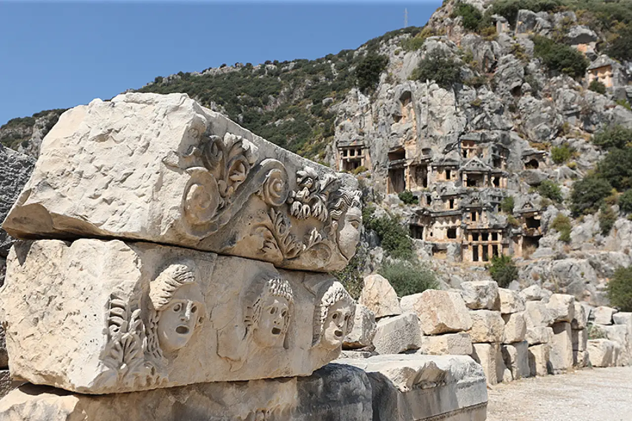 Likya'nın en büyük antik tiyatrosunun sahne binası orijinal taşlarıyla ayağa kaldırılacak