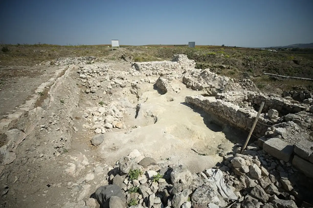 Daskyleion'daki Lidya mutfağında iki ocak kalıntısı gün yüzüne çıkarıldı