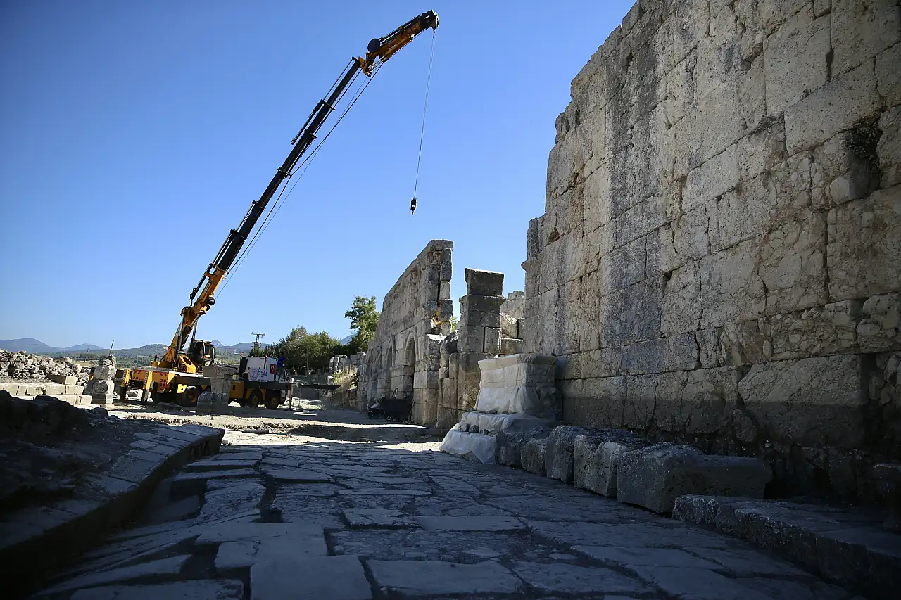 Tlos Antik Kenti'nde stadyum ile çevresindeki dükkanlar restore ediliyor