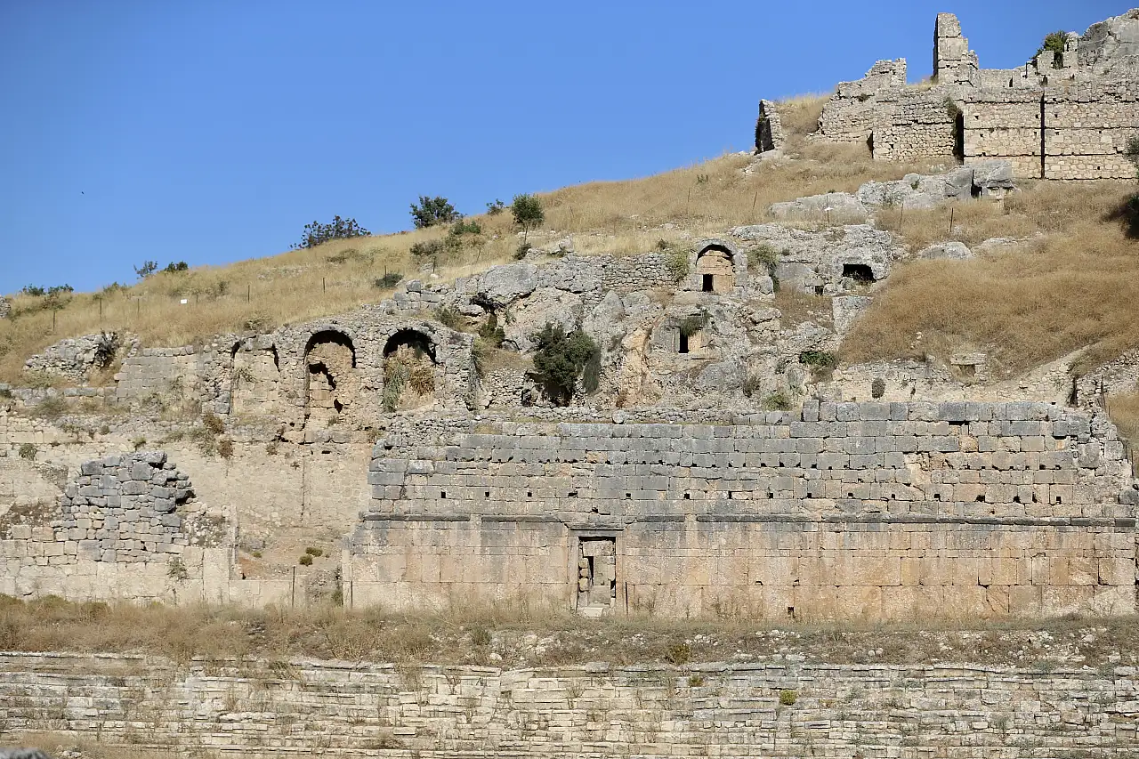 Tlos Antik Kenti'nde stadyum ile çevresindeki dükkanlar restore ediliyor