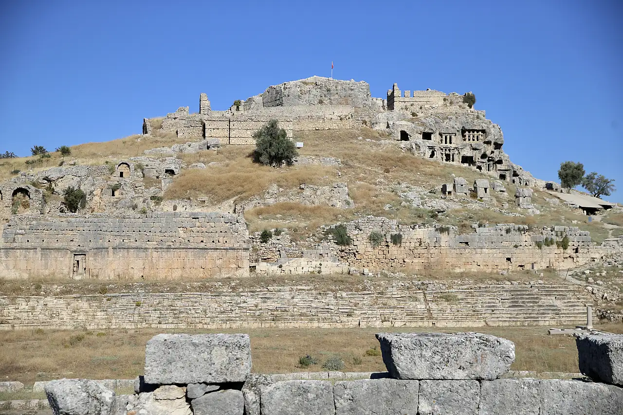 Tlos Antik Kenti'nde stadyum ile çevresindeki dükkanlar restore ediliyor