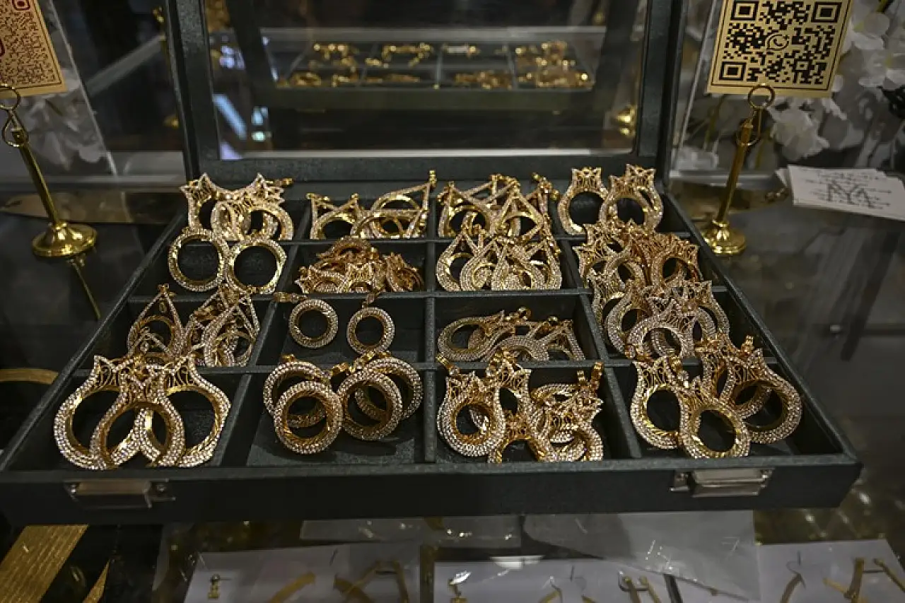 İmitasyon takılar düğünlerde kadınların yeni gözdesi oldu