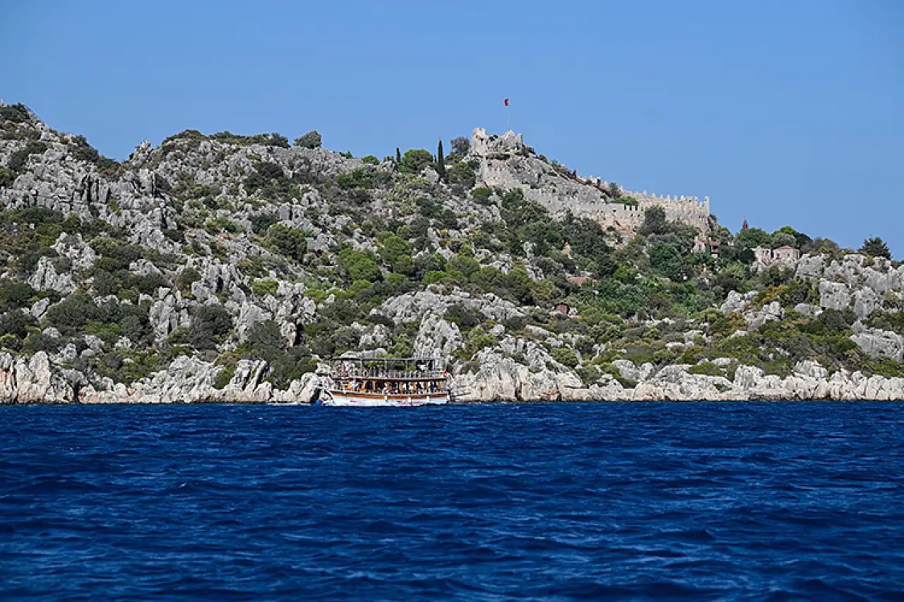 Kekova'da mavi tura çıkan turistler 'Batık Şehir' ile doğa harikası koyları görüyor