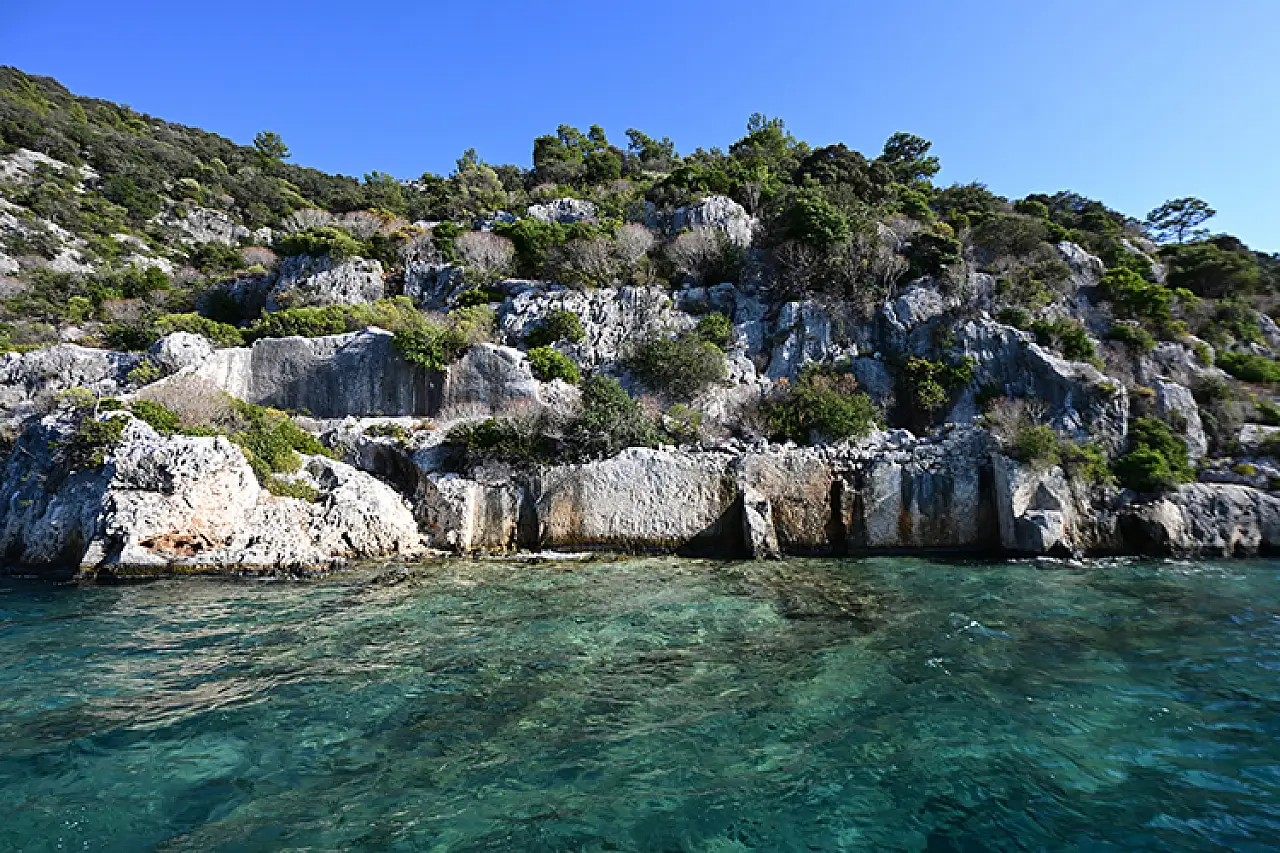 Kekova'da mavi tura çıkan turistler 'Batık Şehir' ile doğa harikası koyları görüyor