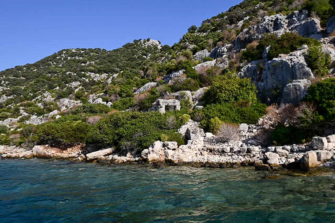 Kekova'da mavi tura çıkan turistler 'Batık Şehir' ile doğa harikası koyları görüyor