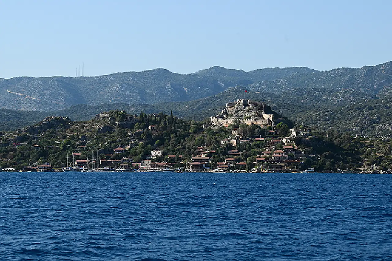 Kekova'da mavi tura çıkan turistler 'Batık Şehir' ile doğa harikası koyları görüyor