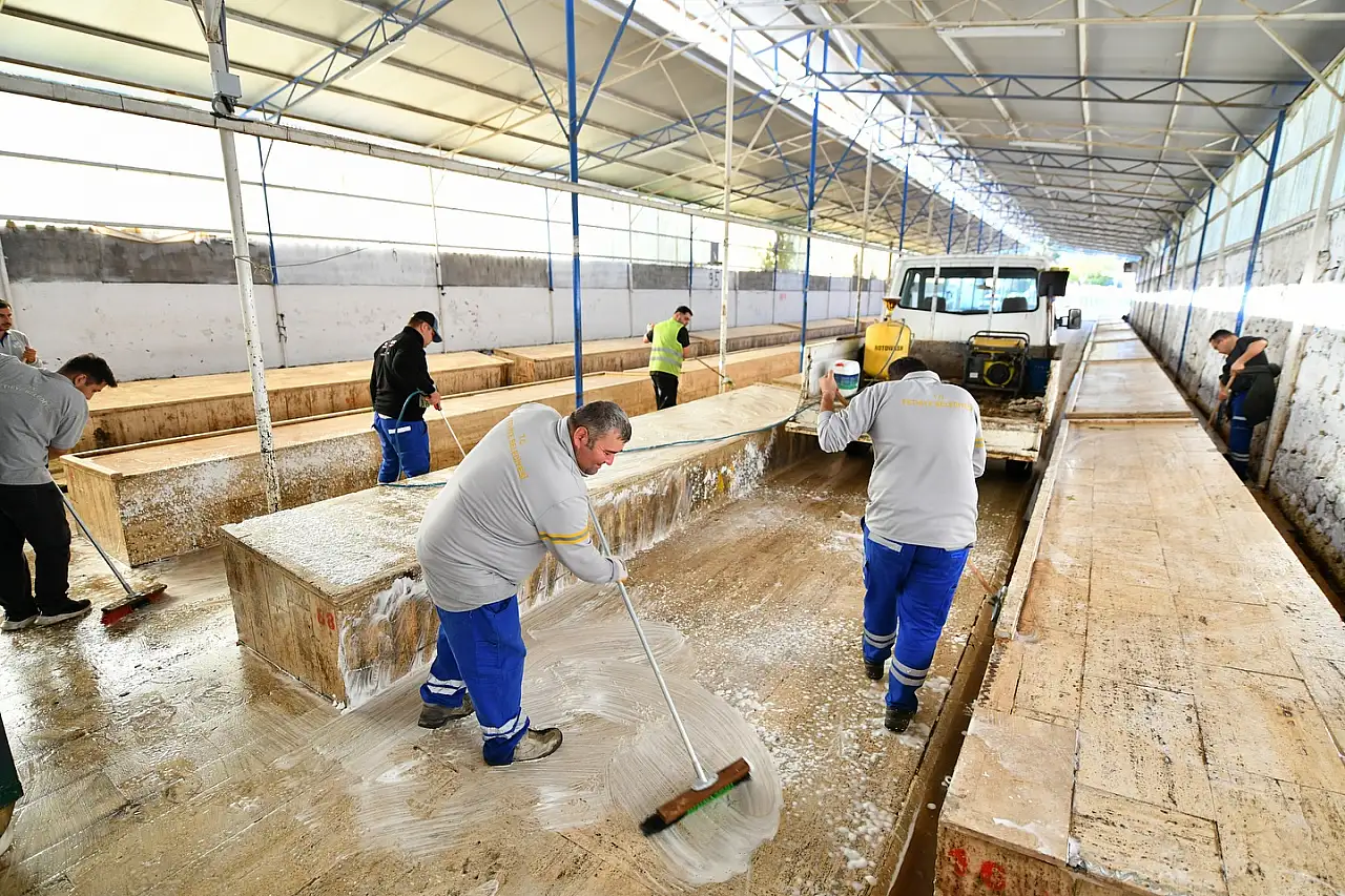 Fethiye Merkez Semt Pazarı'nda kapsamlı temizlik çalışması