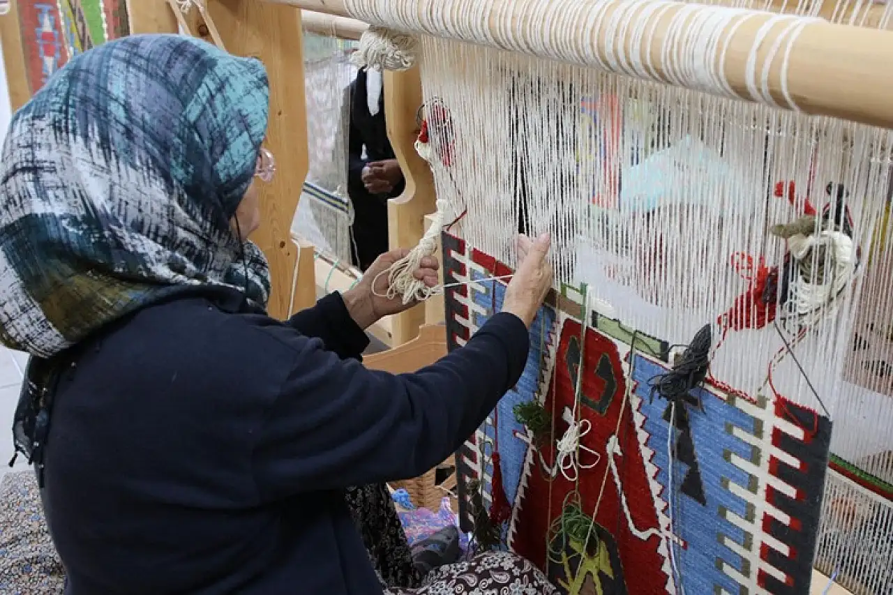 Kaş'ın 400 yıllık Barak Kilimi, kadın kooperatifiyle Avrupa'ya açılıyor