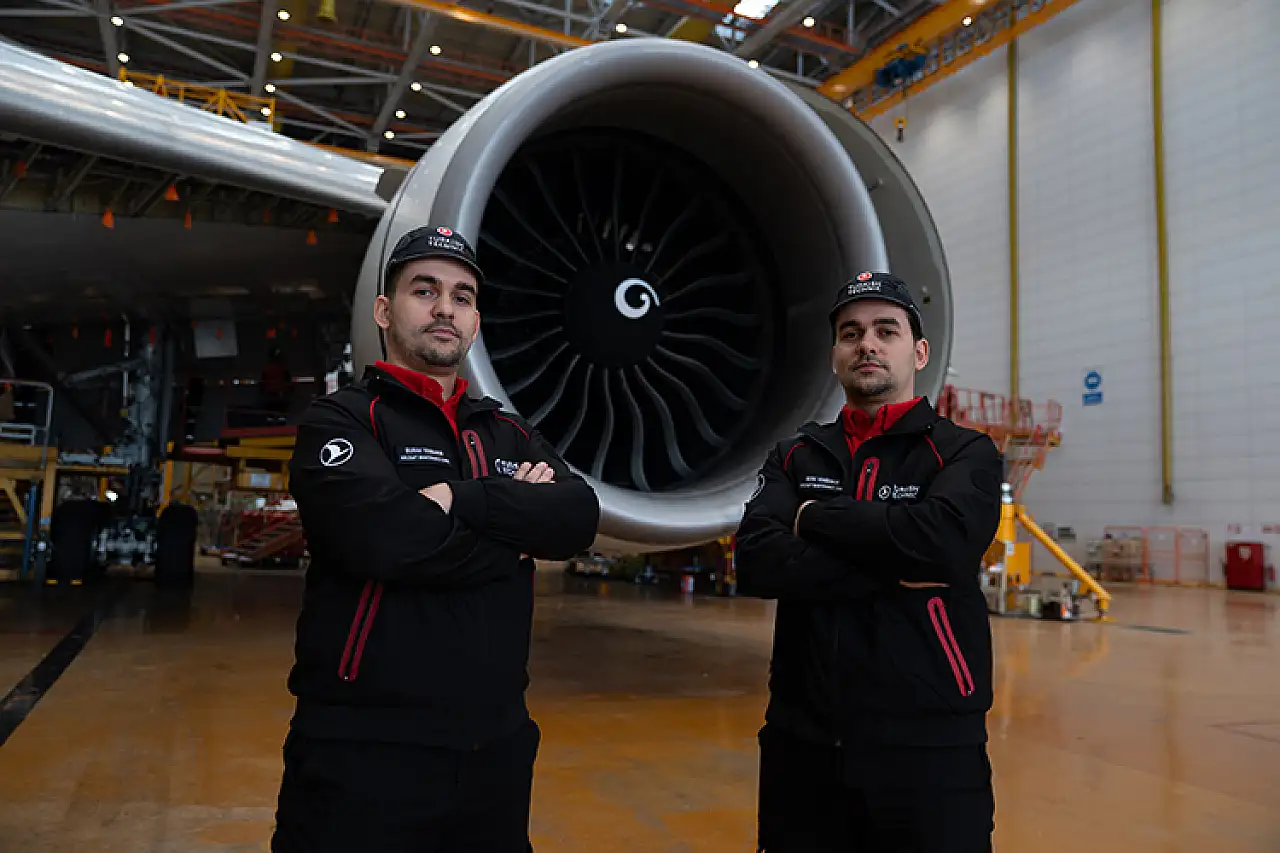 Hayatları boyunca hiç ayrılmayan ikizler gökyüzünde emniyeti birlikte sağlıyor