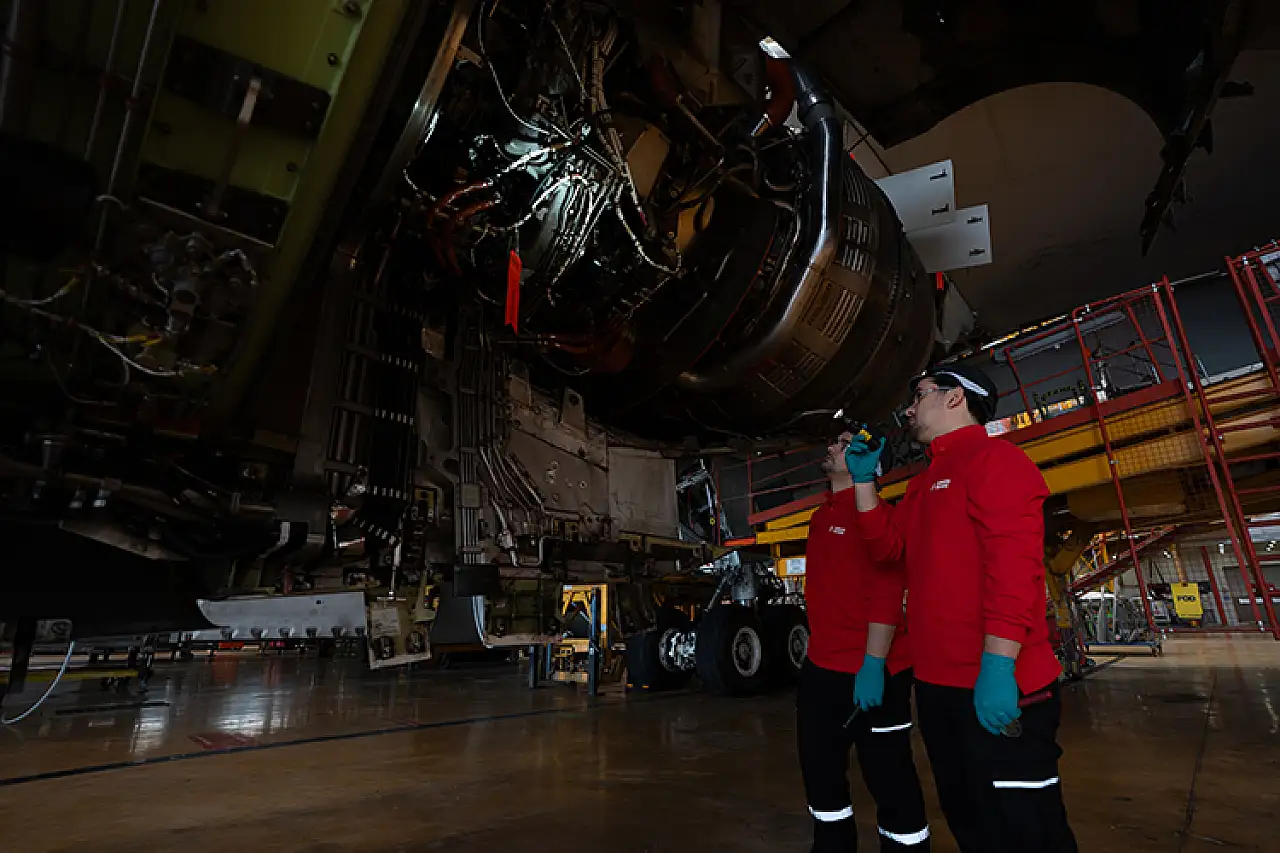 Hayatları boyunca hiç ayrılmayan ikizler gökyüzünde emniyeti birlikte sağlıyor