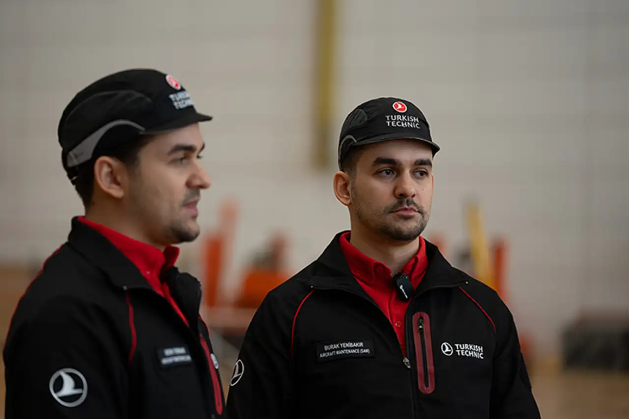 Hayatları boyunca hiç ayrılmayan ikizler gökyüzünde emniyeti birlikte sağlıyor