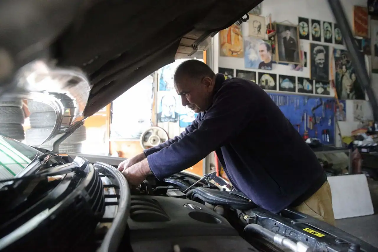 Datça'nın İsa ustası kütüphaneye çevirdiği tamirhanesinde kitap sevgisi aşılıyor