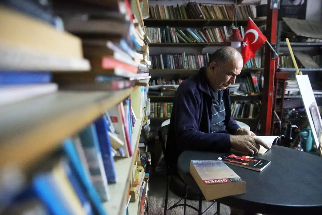 Datça'nın İsa ustası kütüphaneye çevirdiği tamirhanesinde kitap sevgisi aşılıyor
