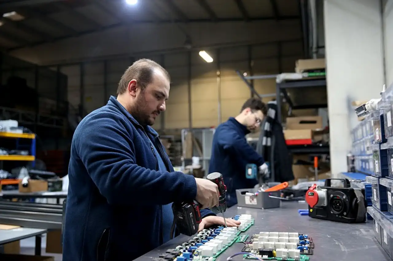 Bilim kurgu dizisinden etkilenen genç mühendis, yapay zekalı araç şarj ünitesi geliştirdi