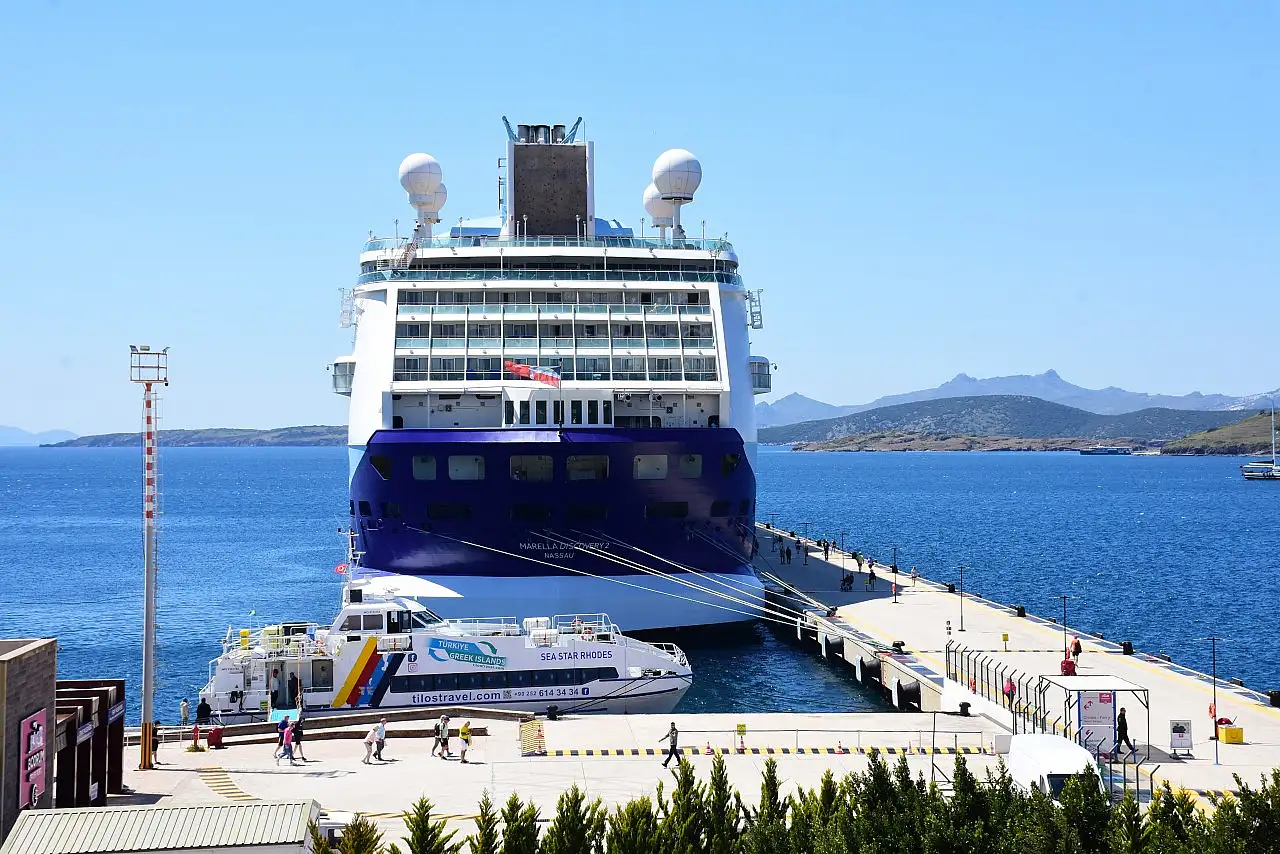 Bodrum'a 'Marella Discovery 2' kruvaziyeri 1874 yolcu getirdi