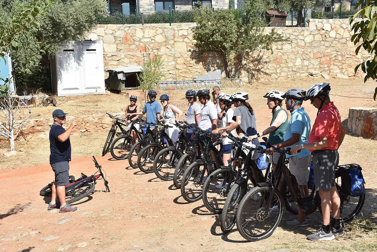 Bodrum'a kruvaziyerle gelen turistler, bisiklet turunda doğayla iç içe vakit geçiriyor