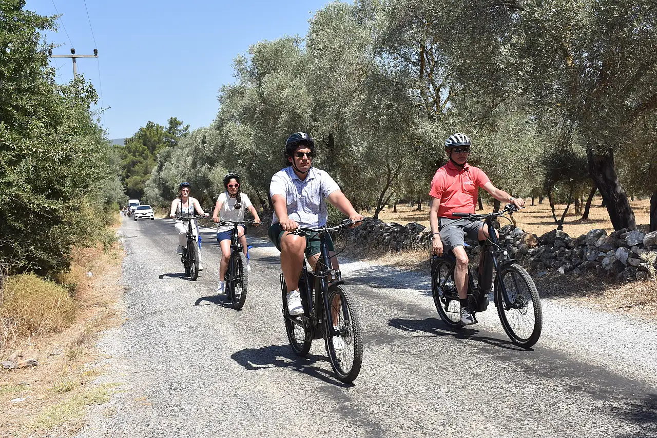 Bodrum'a kruvaziyerle gelen turistler, bisiklet turunda doğayla iç içe vakit geçiriyor