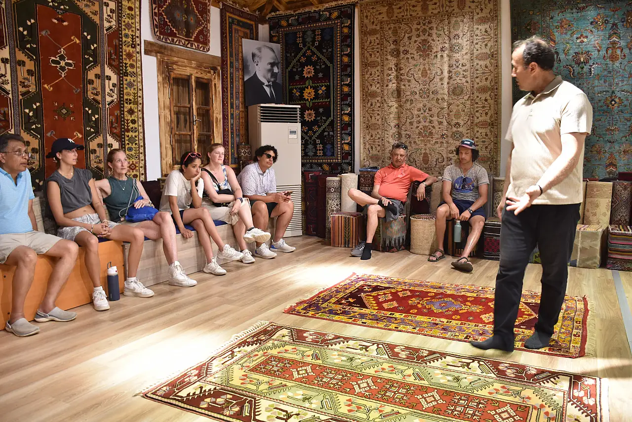 Bodrum'a kruvaziyerle gelen turistler, bisiklet turunda doğayla iç içe vakit geçiriyor