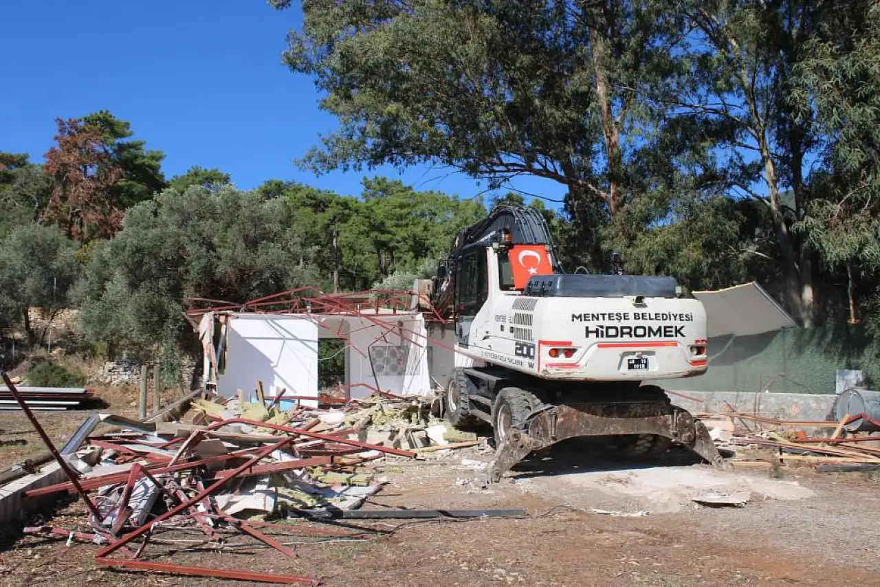 Akbük'te kaçak yapılara kepçe vuruldu