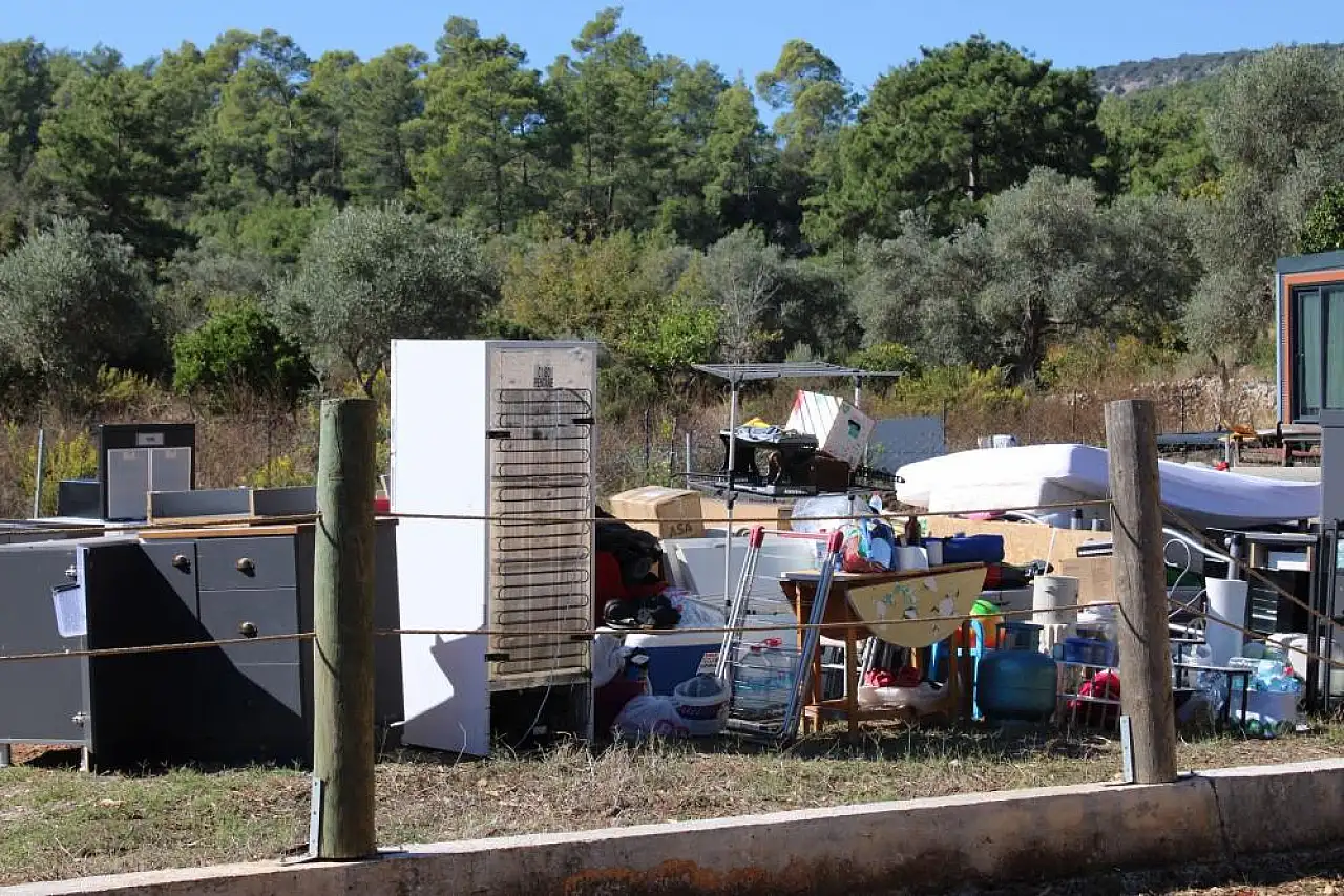 Akbük'te kaçak yapılara kepçe vuruldu