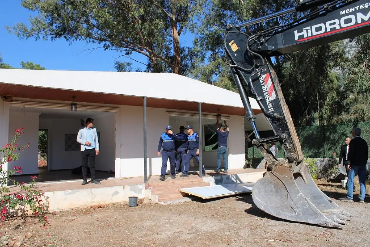 Akbük'te kaçak yapılara kepçe vuruldu