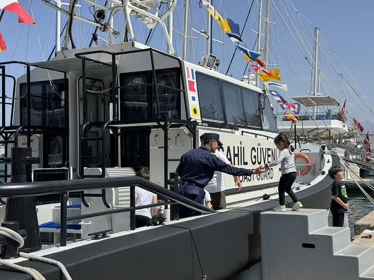Muğla'da, Deniz Kuvvetleri gemileri ile Sahil Güvenlik botları ziyaret edildi
