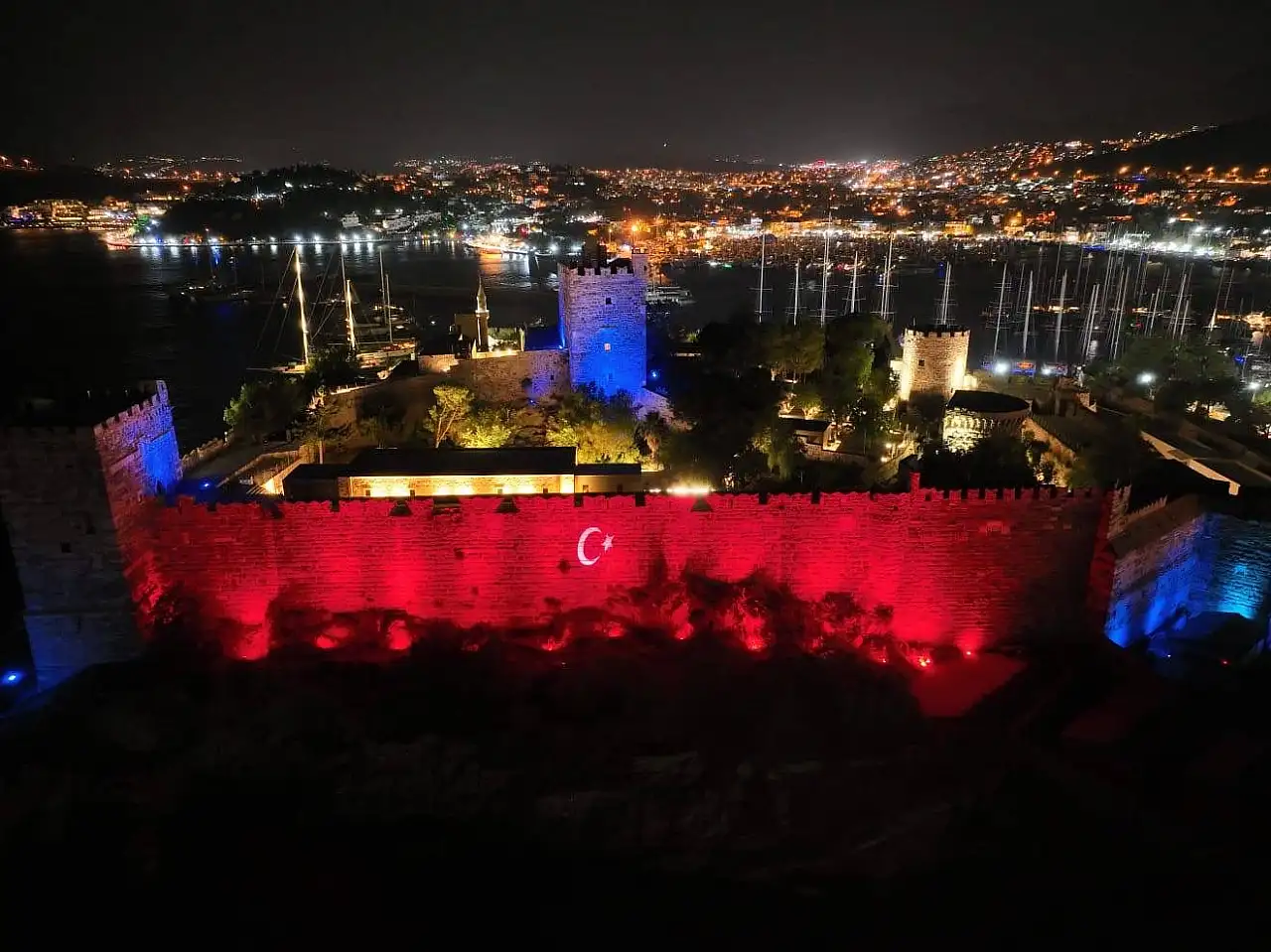Bodrum Kalesi, jandarmanın renkleriyle ışıklandırıldı