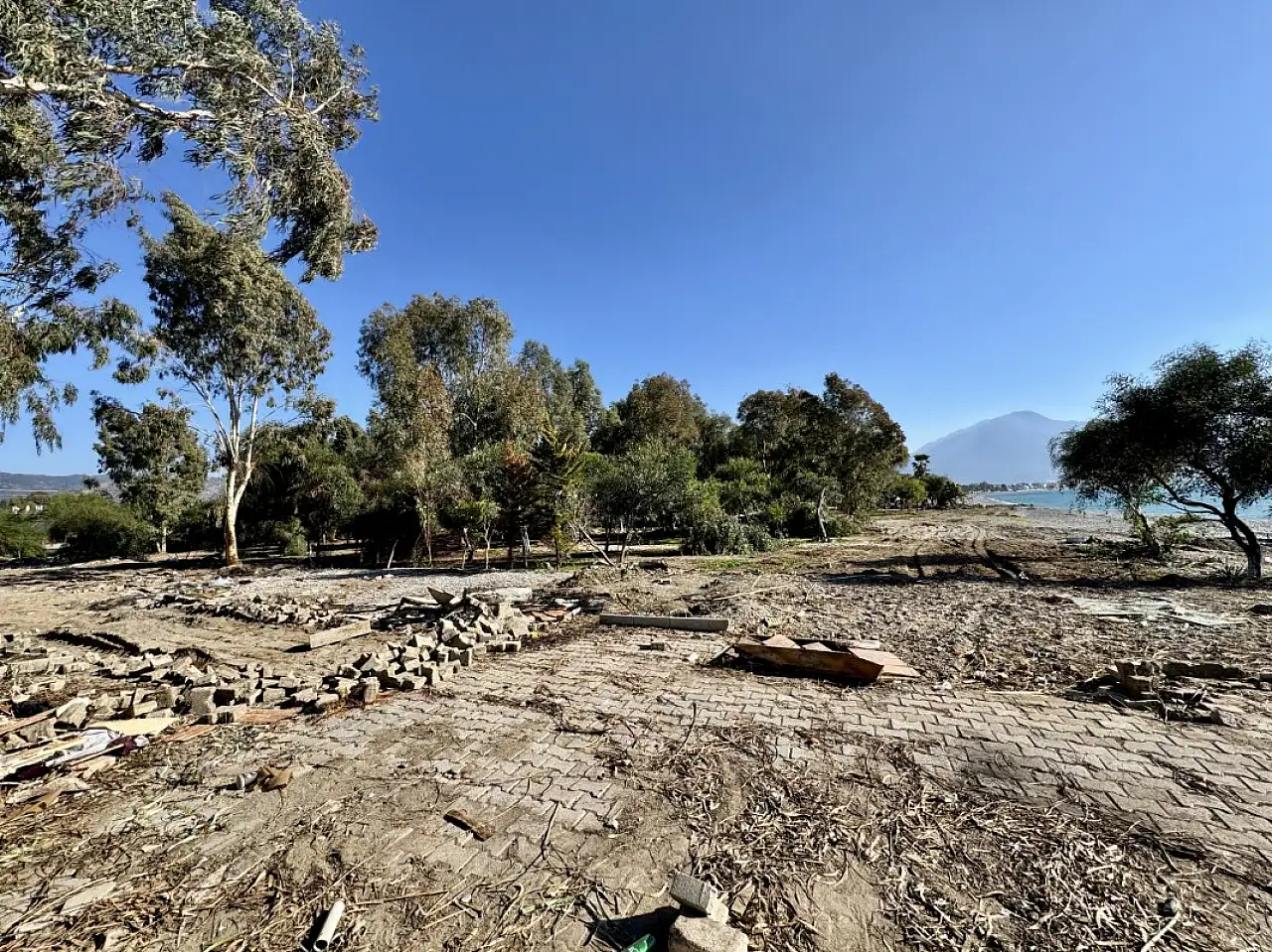Fethiye sahilinde imara aykırı yapıların yıkımı sürüyor