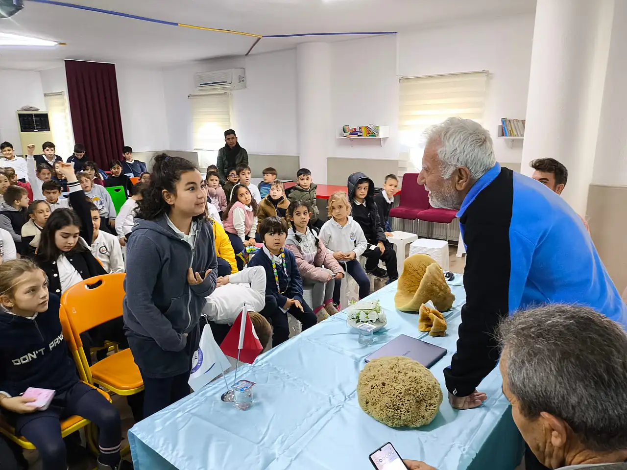 Bodrum'da öğrenciler süngerciliğin hikayesini 'Aksona Mehmet'ten dinledi