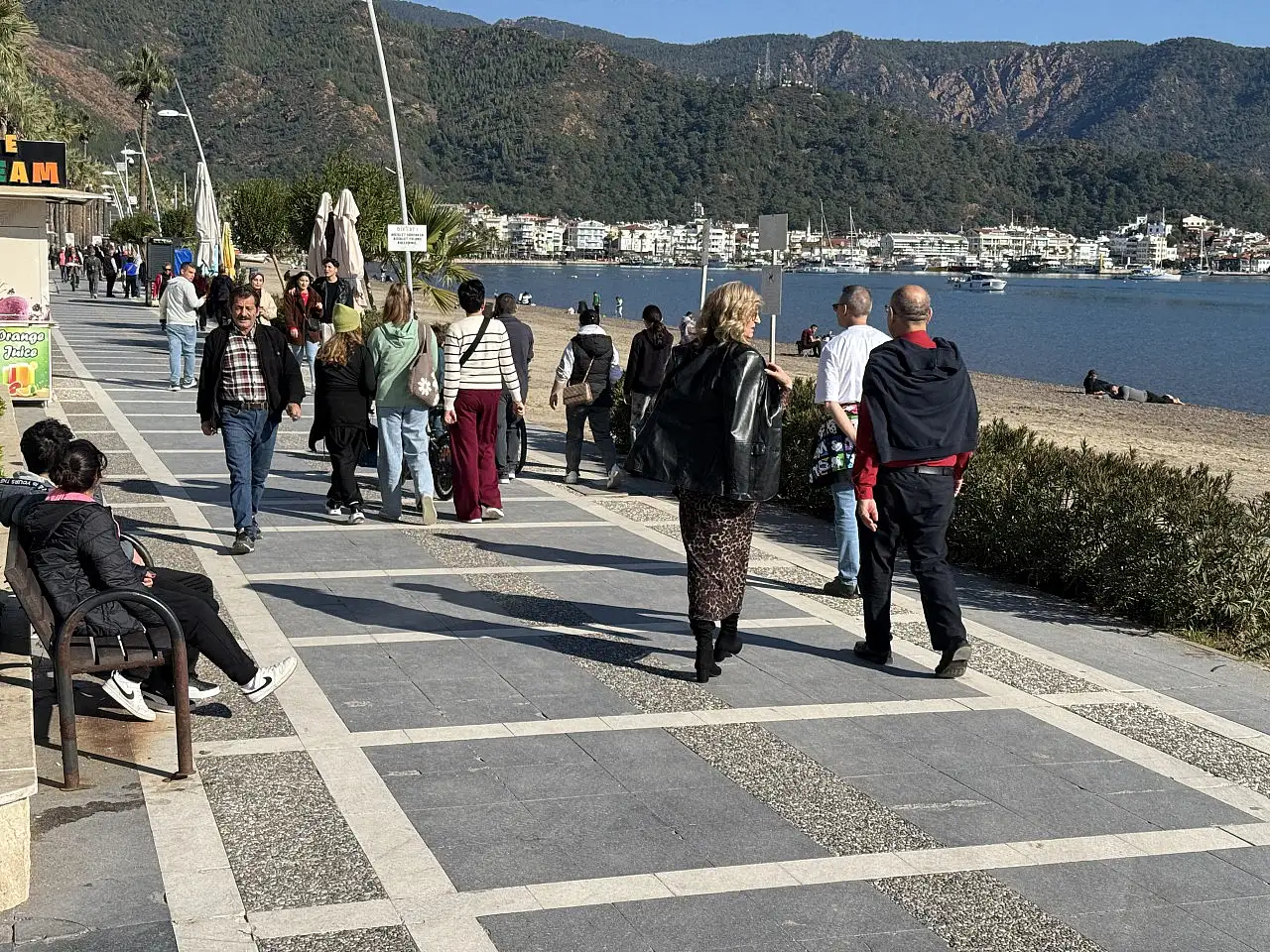 Bodrum ve Marmaris sahillerinde yeni yılın ilk günü yoğunluk yaşandı