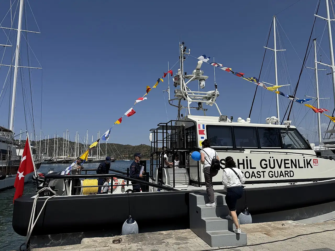 Muğla'da, Deniz Kuvvetleri gemileri ile Sahil Güvenlik botları ziyaret edildi