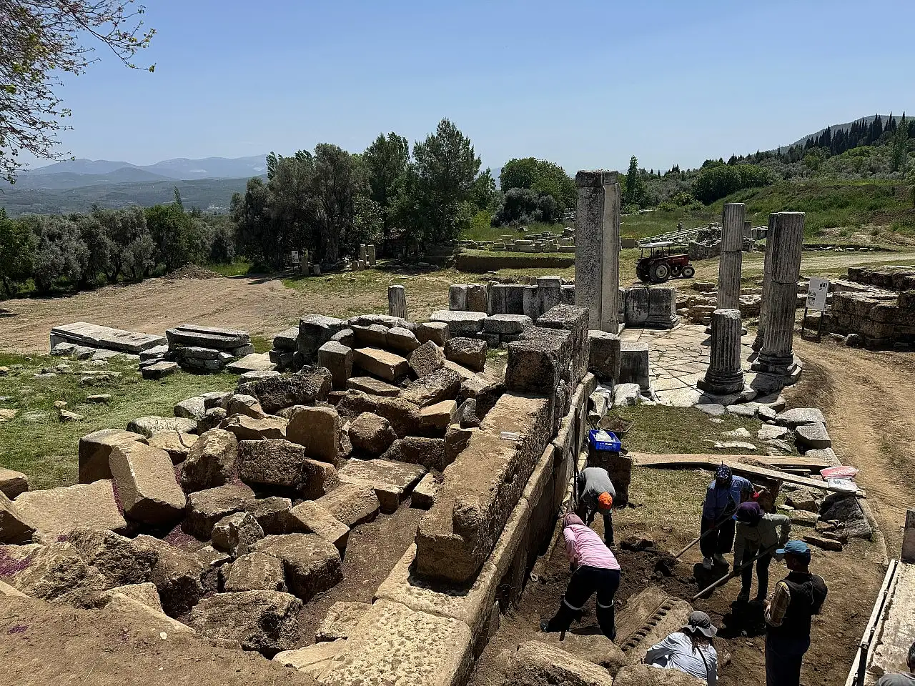 Muğla'da Lagina Hekate Kutsal Alanı'nda kentin giriş kapısı ve dükkanlar açığa çıkarılıyor