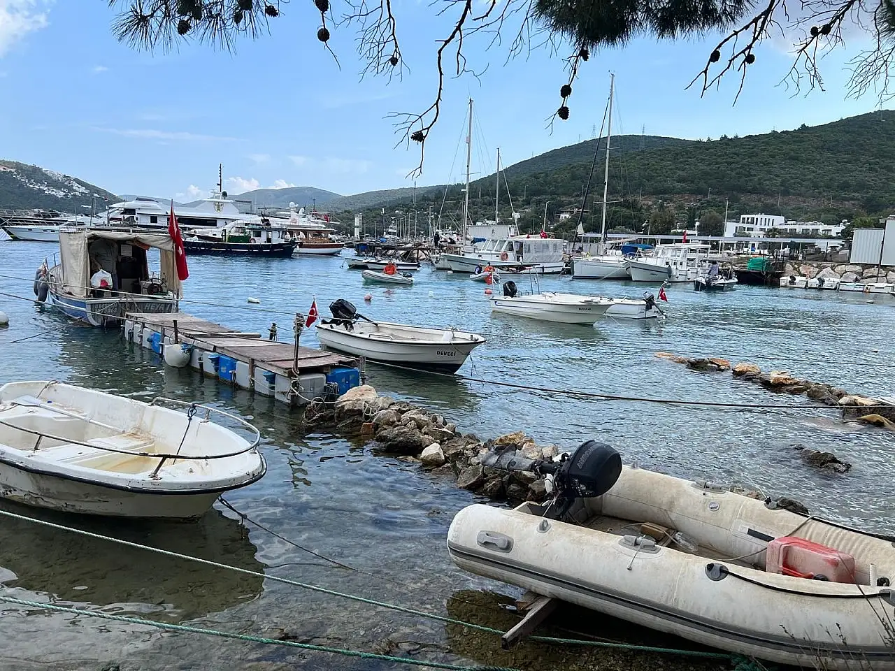 Bodrum'da denizdeki tonozlar ve terk edilmiş tekneler kaldırıldı