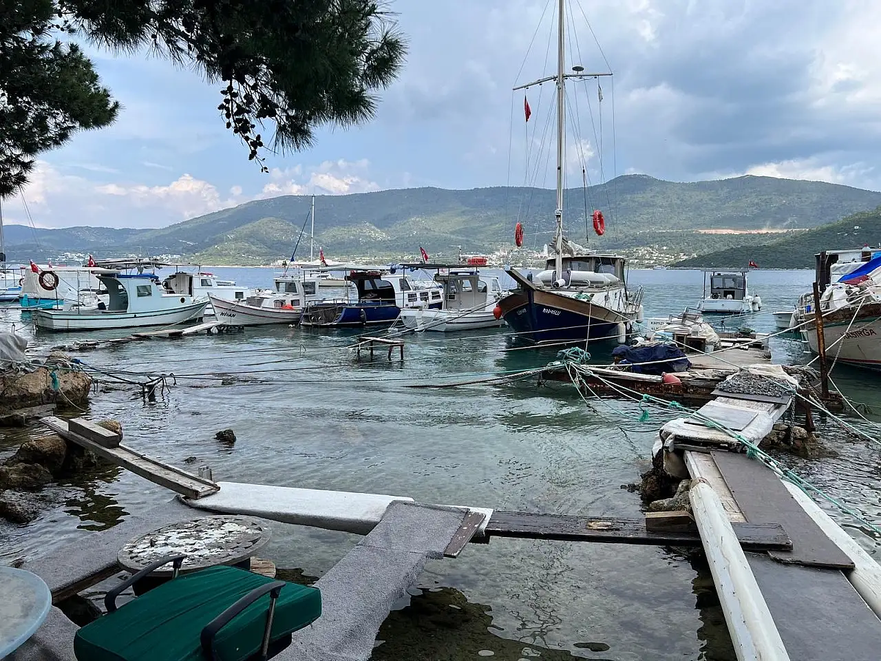 Bodrum'da denizdeki tonozlar ve terk edilmiş tekneler kaldırıldı