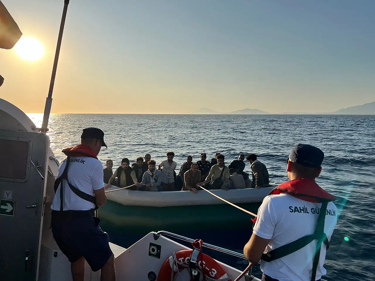 Muğla açıklarında sürüklenen bottaki 14 düzensiz göçmen kurtarıldı