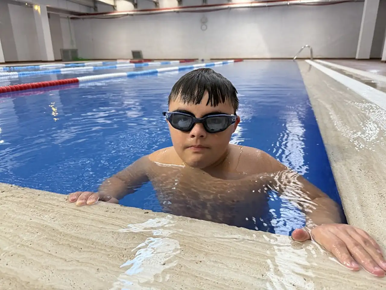 Down sendromlu Kayra, 6 yıldır mutluluğa kulaç atıyor