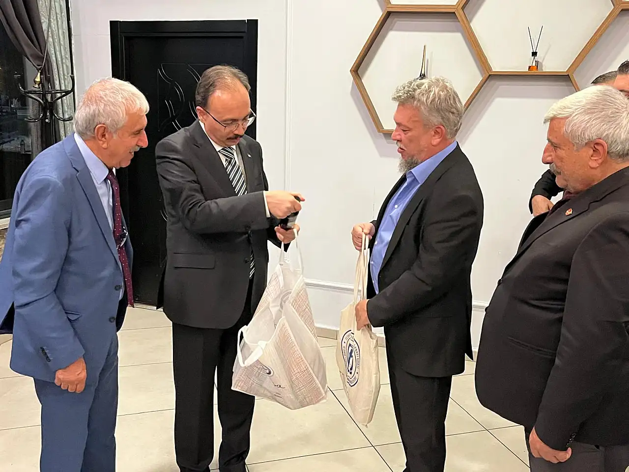 BİK Üyesi Köktener, Muğla'dan getirdiği yöresel hediyeleri buluşma sırasında valiye sundu