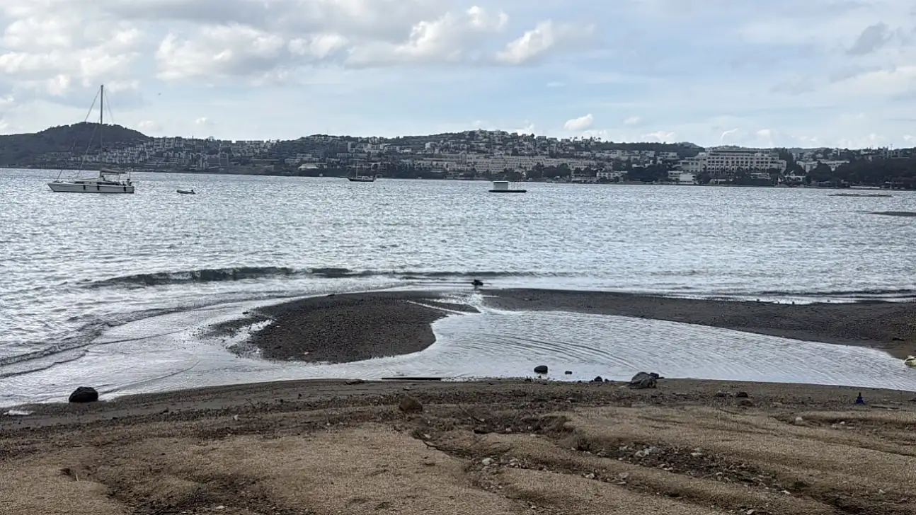 Bodrum'da deniz suyu çekildi