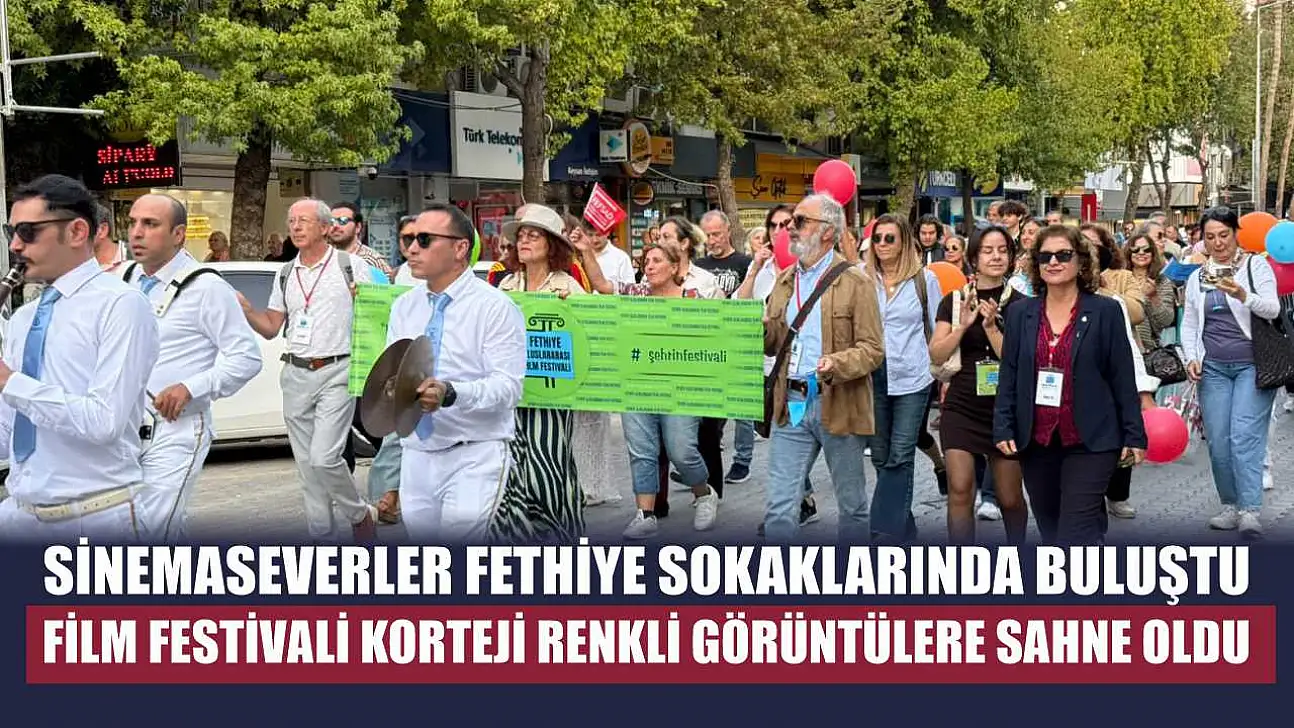 Sinemaseverler Fethiye sokaklarında buluştu: Film Festivali Korteji renkli görüntülere sahne oldu
