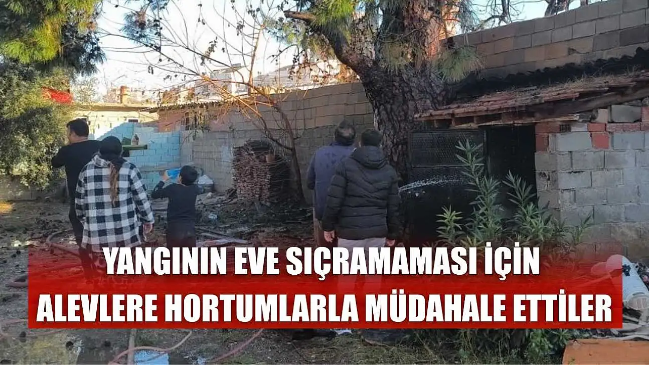 Yangının eve sıçramaması için alevlere hortumlarla müdahale ettiler