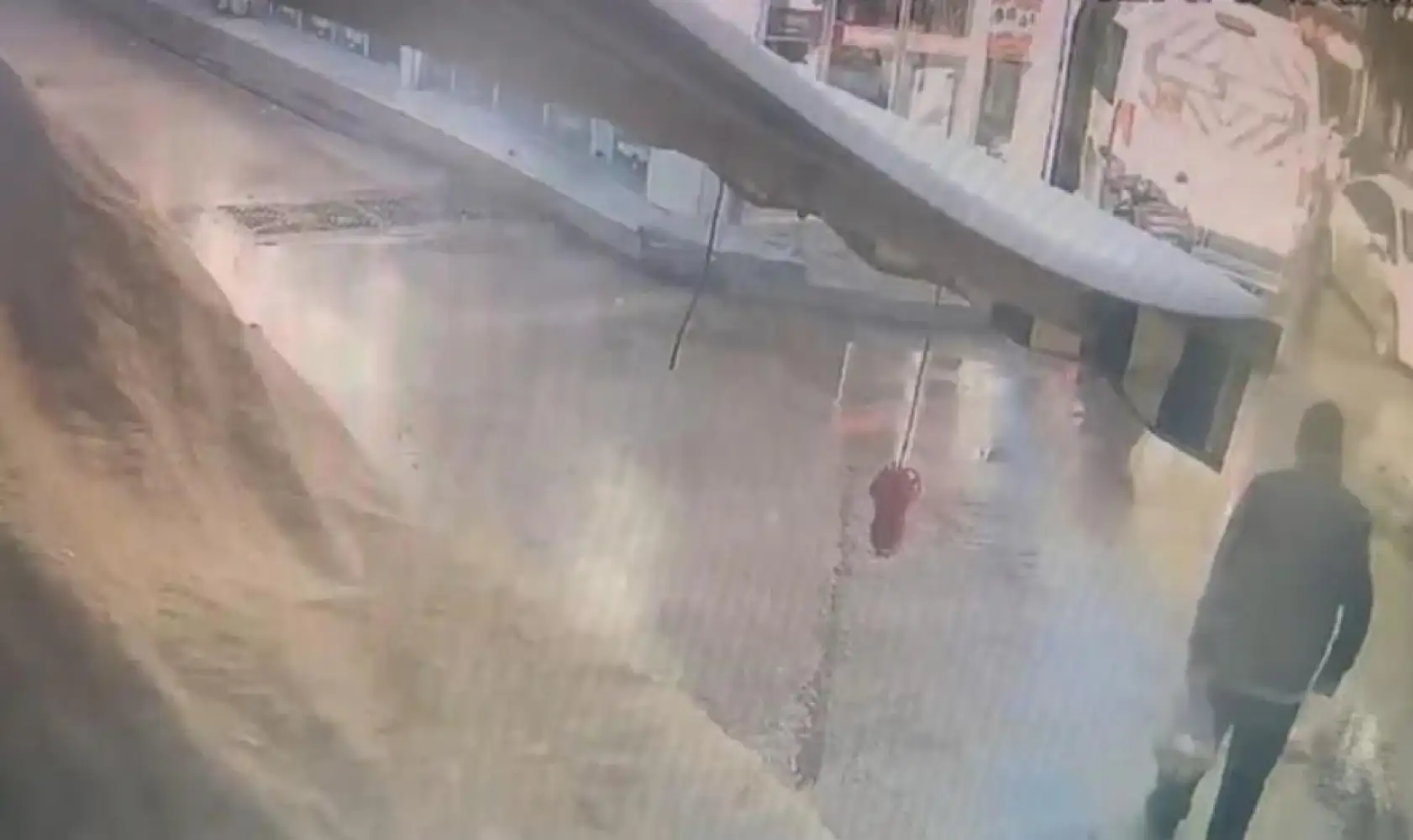 Alışveriş yaptıktan sonra otomobilin altında kaldı