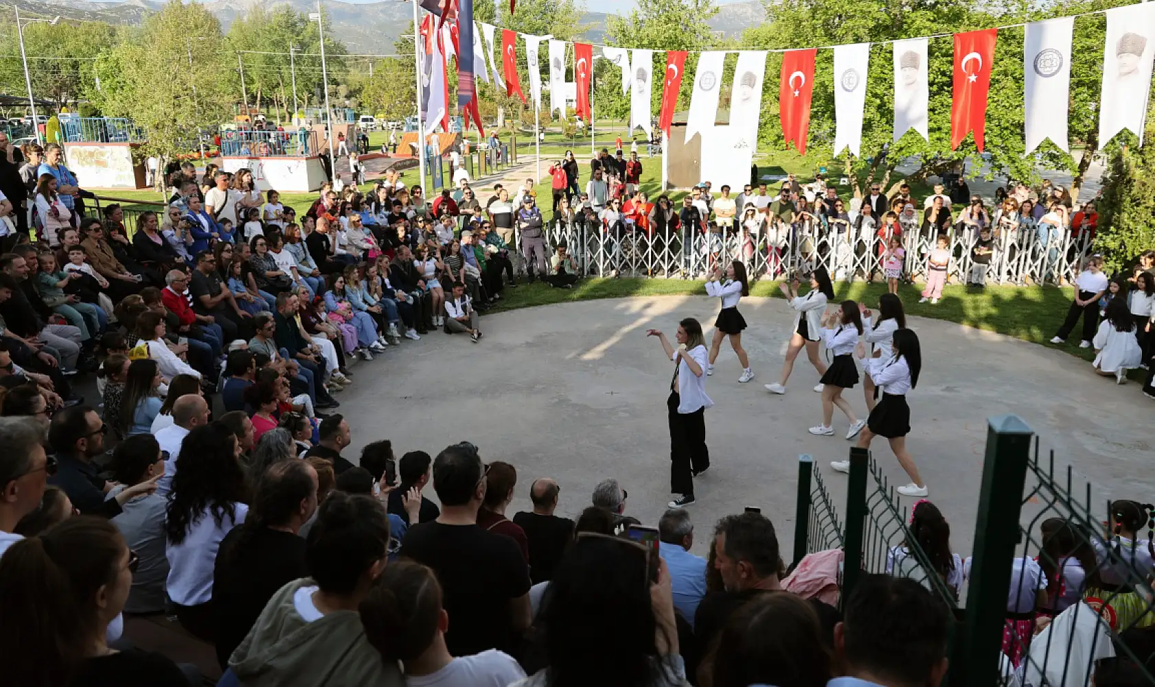 Dansın tüm renkleri Menteşe'de buluştu