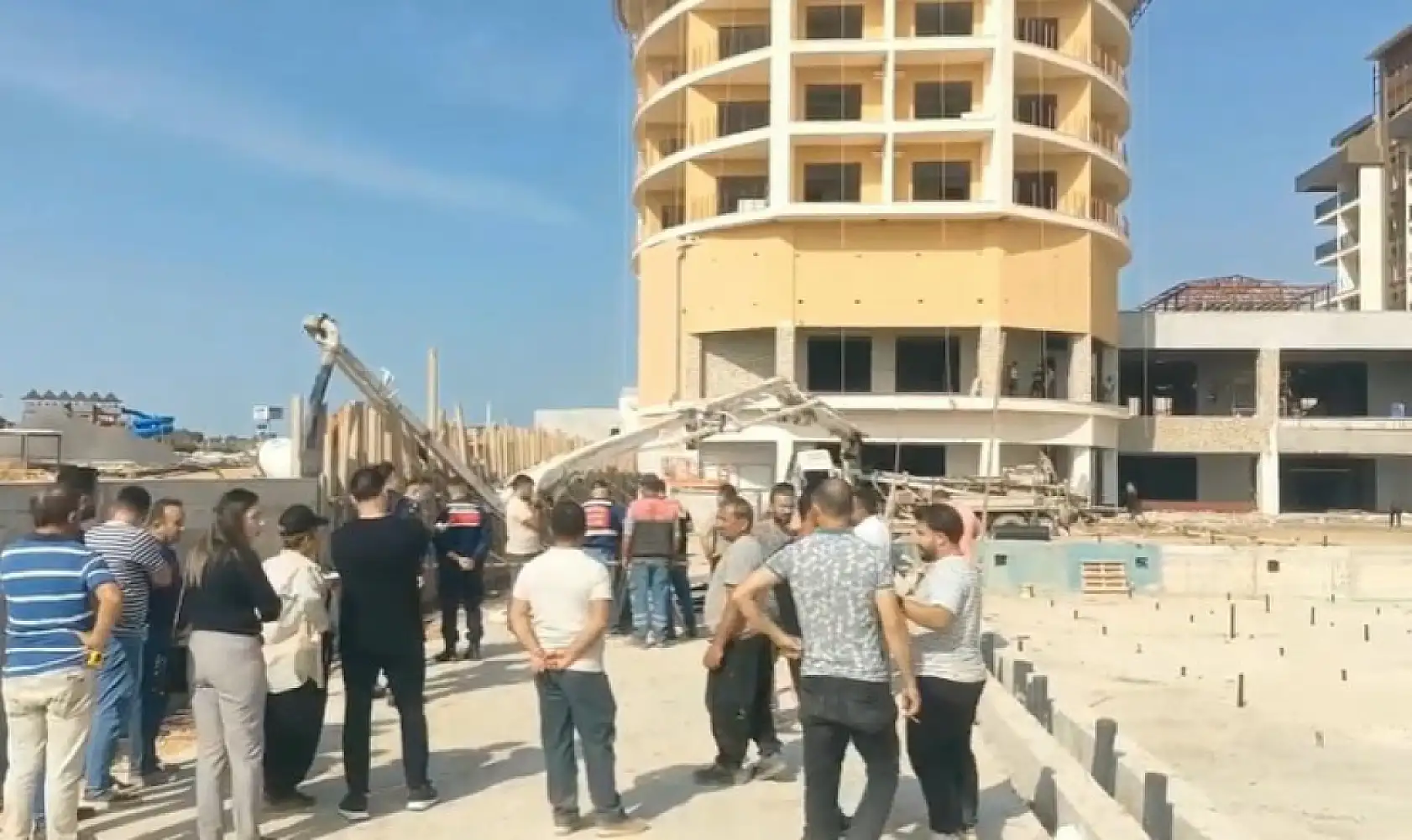 Otel inşaatında yan yatan beton mikserin kolu işçiye çarptı: 1 ölü